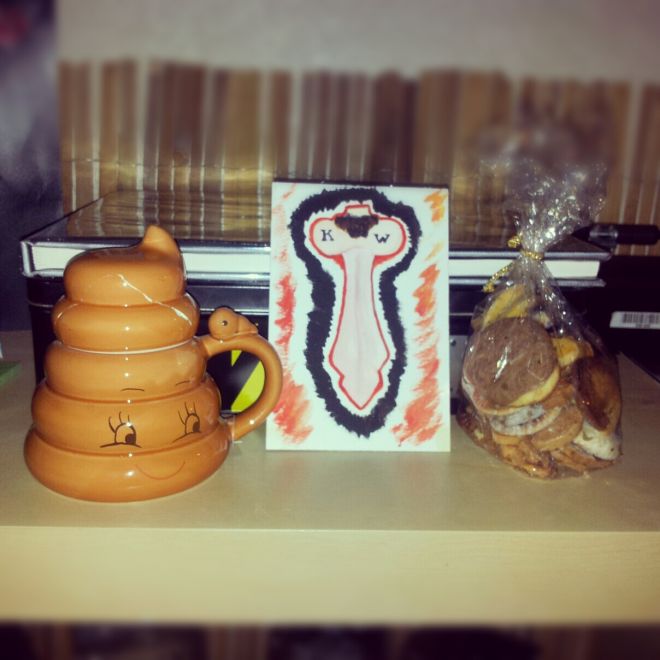 Une tasse caca, un zizi et des gâteaux