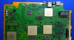 Sur la carte m�re de la PS3 bien de chez nous, la grosse puce � gauche est en vacances. Sans Emotion Engine, la compatibilit� PS2 en prend un coup dans l'aile.