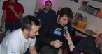 RaHaN tient le micro pour Alex Pilot, qui a quelques difficult�s � rester en face :)