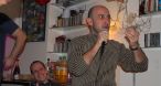 Elwood, habit�, tandis que TSR se marre derri�re.