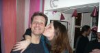 Marcus profite des bisous de Caroline.